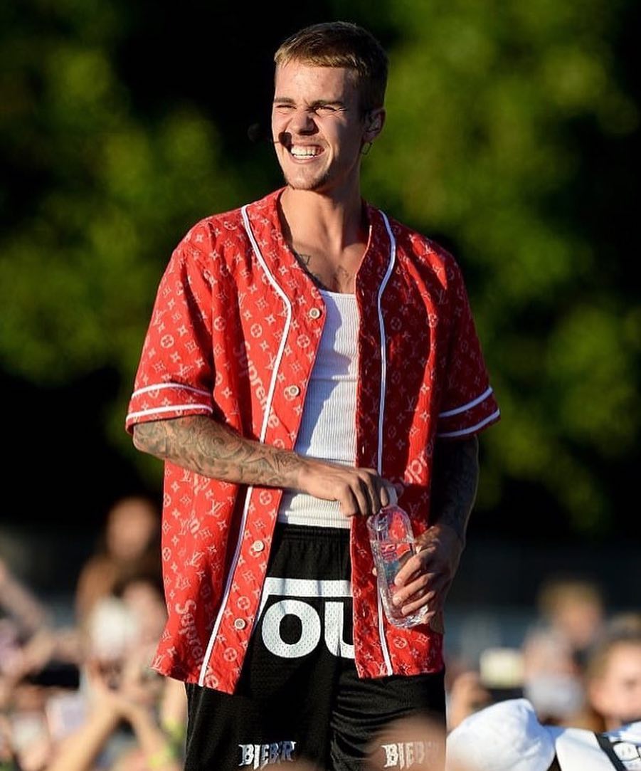 Justin Bieber wearing the baseball jersey. Image courtesy of Instagram @houseofstreetwear